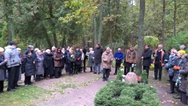 Prie Vydūno kapo kalba Vydūno draugijos garbės pirmininkas daktaras Vacys Bagdonavičius (centre). Vytauto Žeimanto nuotrauka Prie Vydūno kapo kalba Vydūno draugijos garbės pirmininkas daktaras Vacys Bagdonavičius (centre). Vytauto Žeimanto nuotrauka